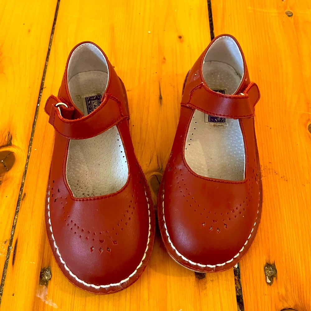 L'Amour Red Antonia Perforated Classic Leather Mary Jane Girl Shoes 10.5